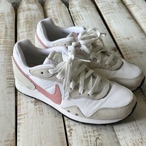 Nike Women’s Venture Runner Sneaker white/pink glaze Size 8.5